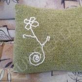 Вязаная крючком наволочка на подушку с цветком