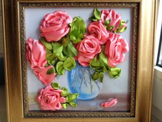 Картина "Розы в вазе" вышитая атласными лентами по принту. оформлена в багет . Размер 27 х 27 см.. Картина «Розы в вазе»
