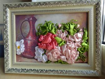 Картина "Розы и кувшин" вышитая атласными лентами по принту , оформлена в багет(раму). Размер 38 х 29 см.. Картина «Розы и кувшин»