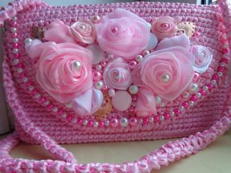 Вязанный из атласных лент Клатч "Розовое облако" украшен розами из атласныз лент , жемчугом и кристаллами "Сваровски" Размер 14 х 23 см.. Клатч «Розовое облако»