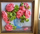 Картина "Розы в вазе" вышитая атласными лентами по принту. оформлена в багет . Размер 27 х 27 см., Картина «Розы в вазе»