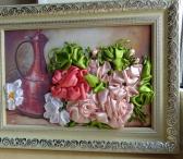 Картина "Розы и кувшин" вышитая атласными лентами по принту , оформлена в багет(раму). Размер 38 х 29 см., Картина «Розы и кувшин»