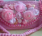 Вязанный из атласных лент Клатч "Розовое облако" украшен розами из атласныз лент , жемчугом и кристаллами "Сваровски" Размер 14 х 23 см., Клатч «Розовое облако»