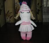 Маленькая тряпичная кукла ручной работы розового цвета