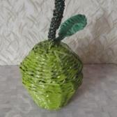 Плетение из бумажной лозы шкатулки «Яблоко»